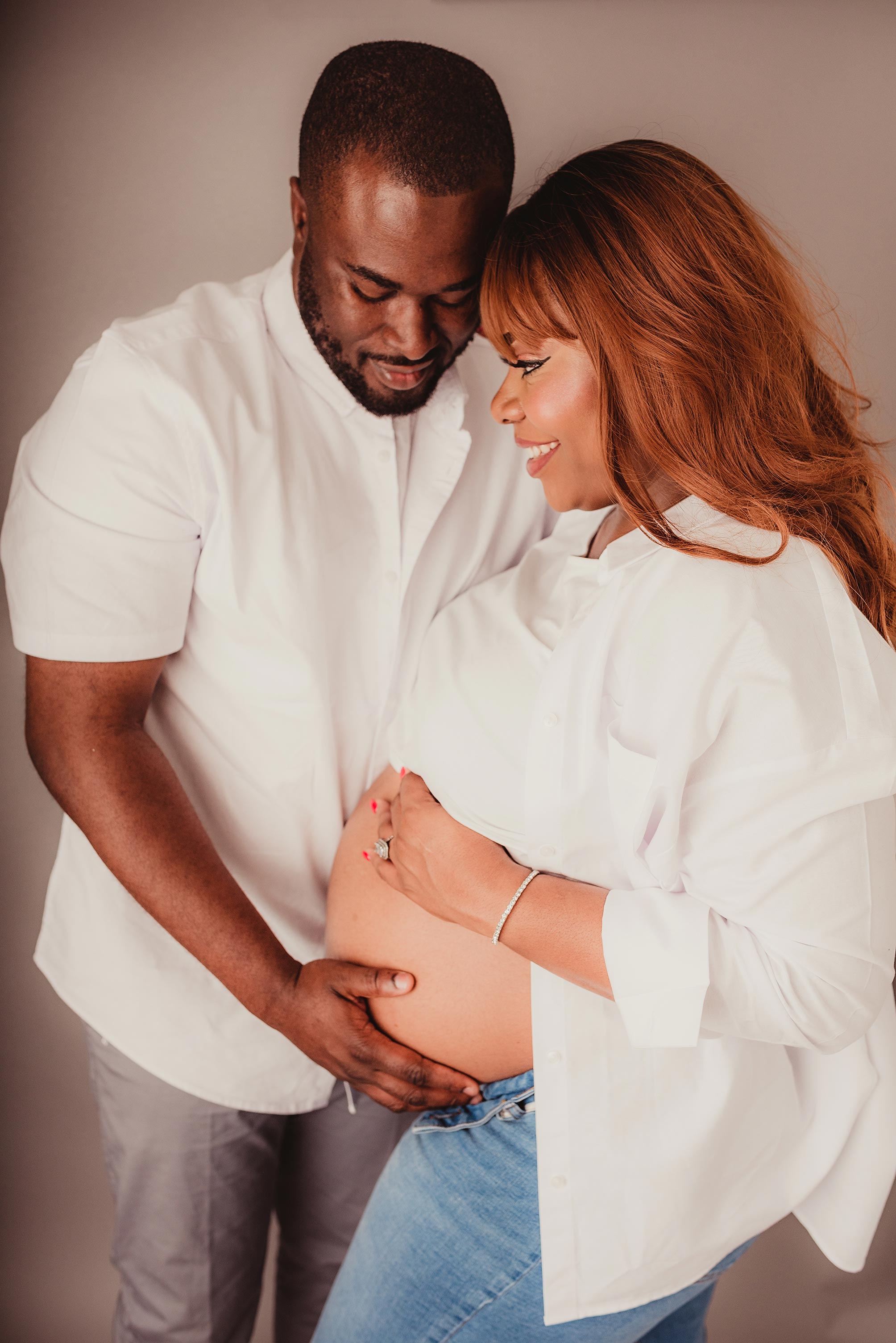 Maternity photo of a couple, studio shooting